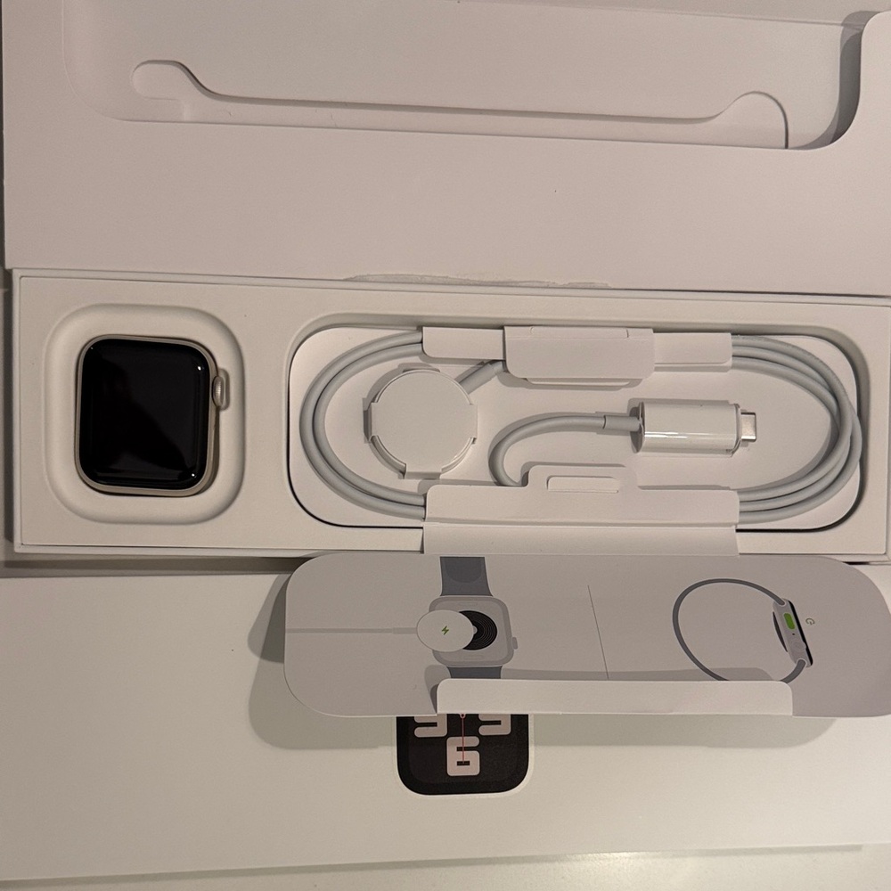 SE (2nd gen) 40mm (GPS) starlight Apple Smartwatch with Black and Silver Accents - Picture 3 of 5